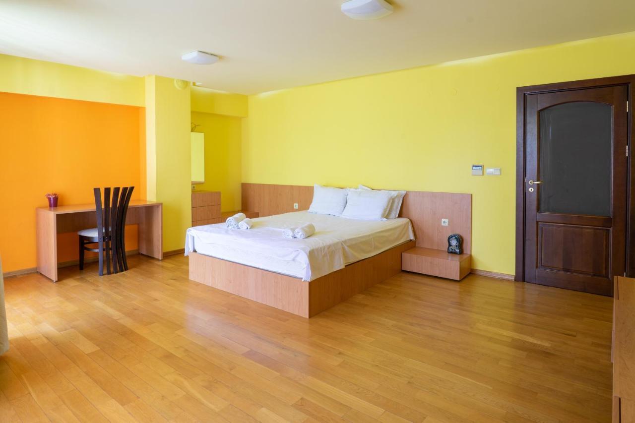 Central Flat With Monster Living Room Varna Exterior photo
